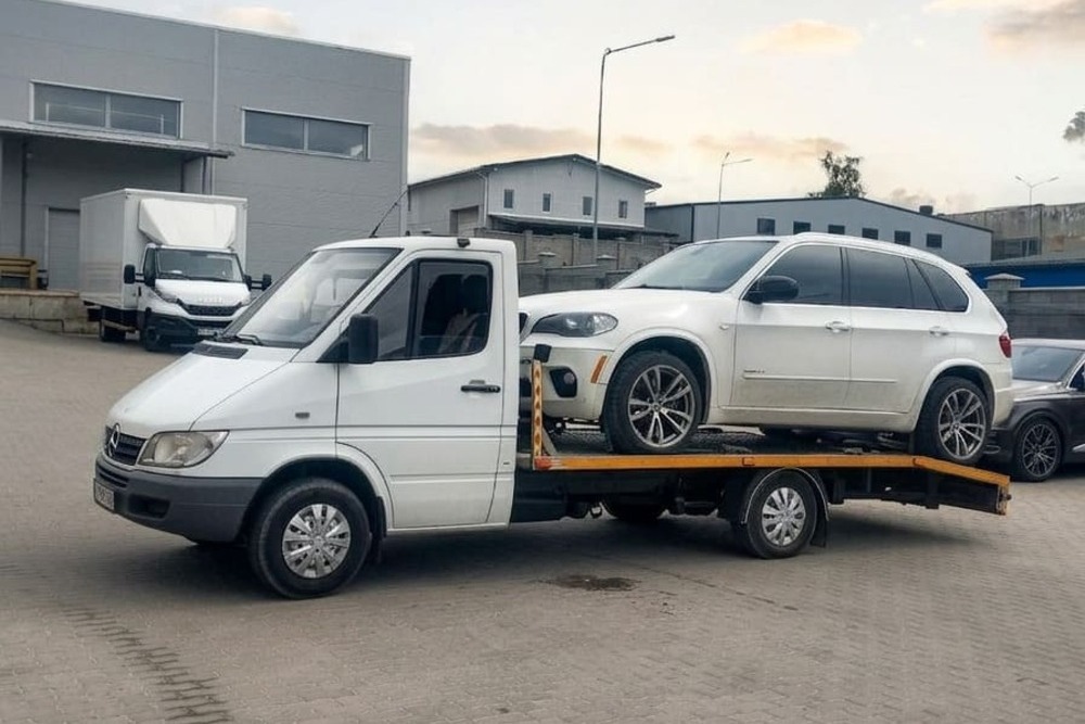 Евакуатор завантажує кросовер автомобіль в Івано-Франківську