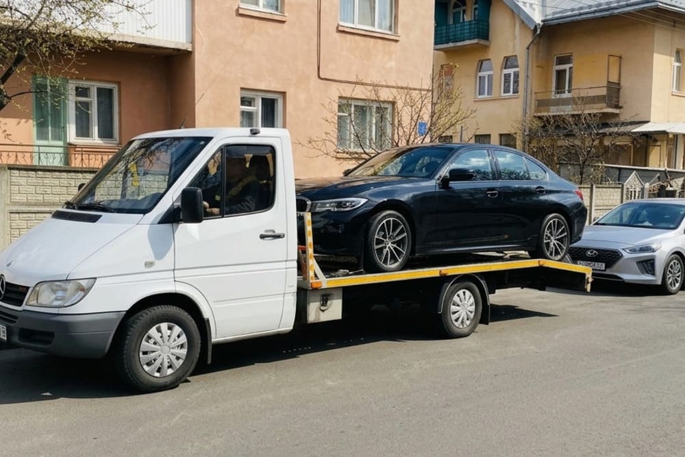 Евакуатор завантажує легковий автомобіль в Івано-Франківську