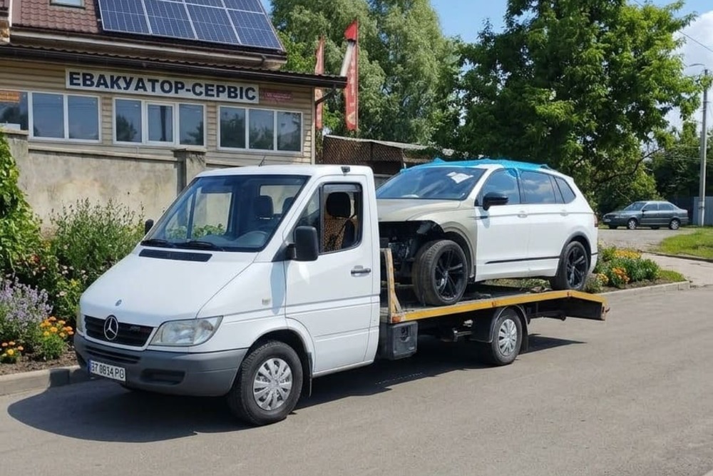 Евакуатор транспортує авто після дтп для транспортування в Івано-Франківськ